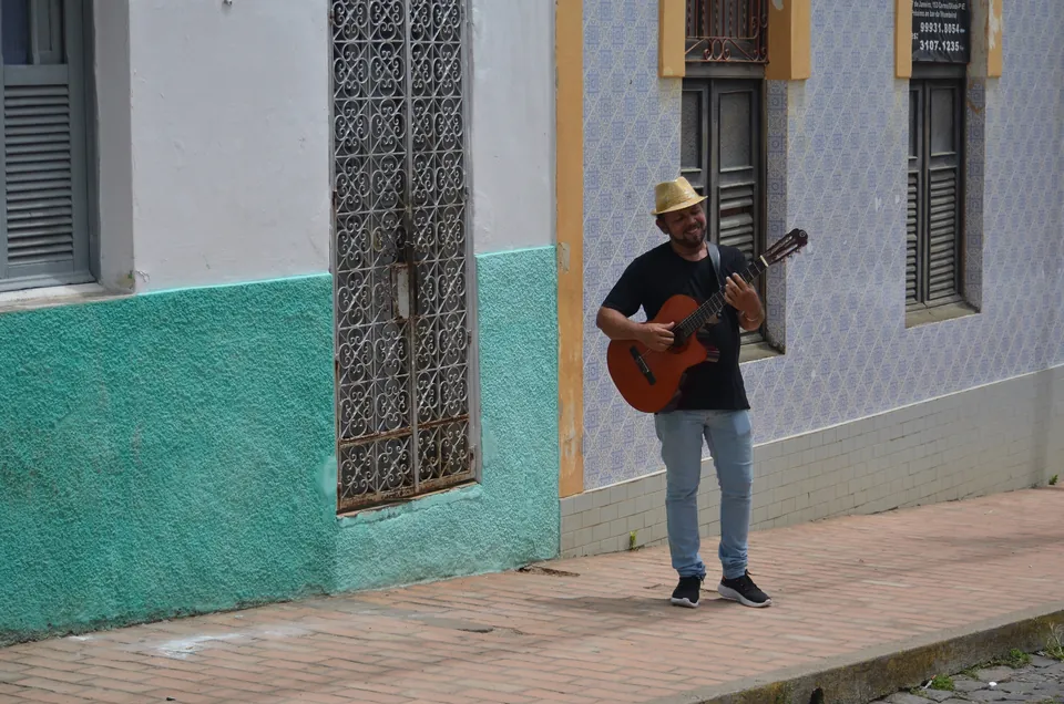 Fabian Mendes com seu violão em Olinda — fotografia 1
