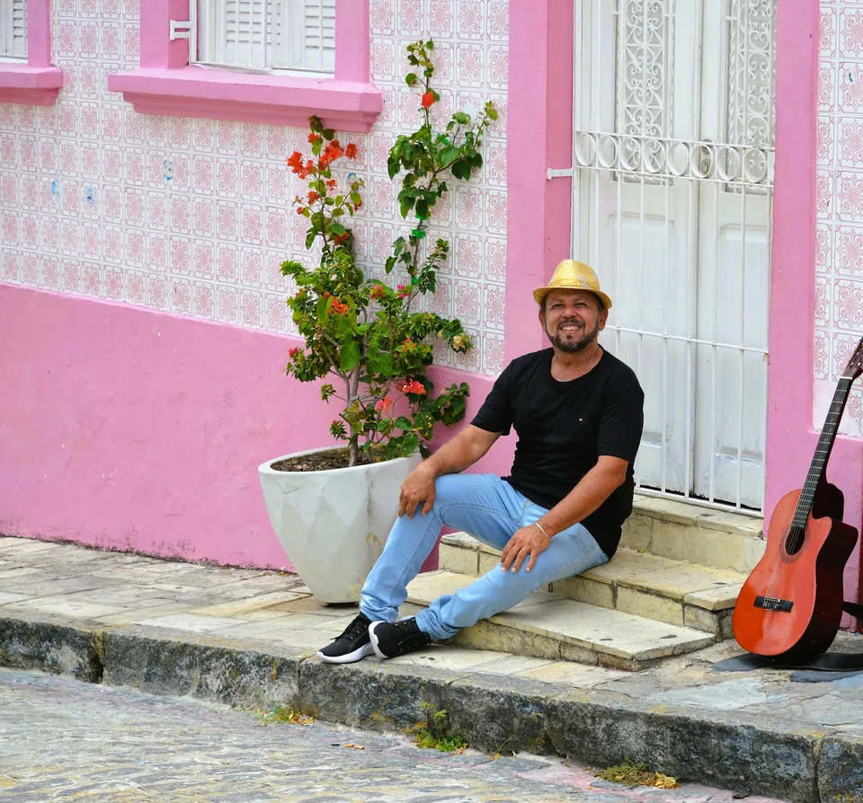 Fabian Mendes em Olinda, ao lado de seu violão